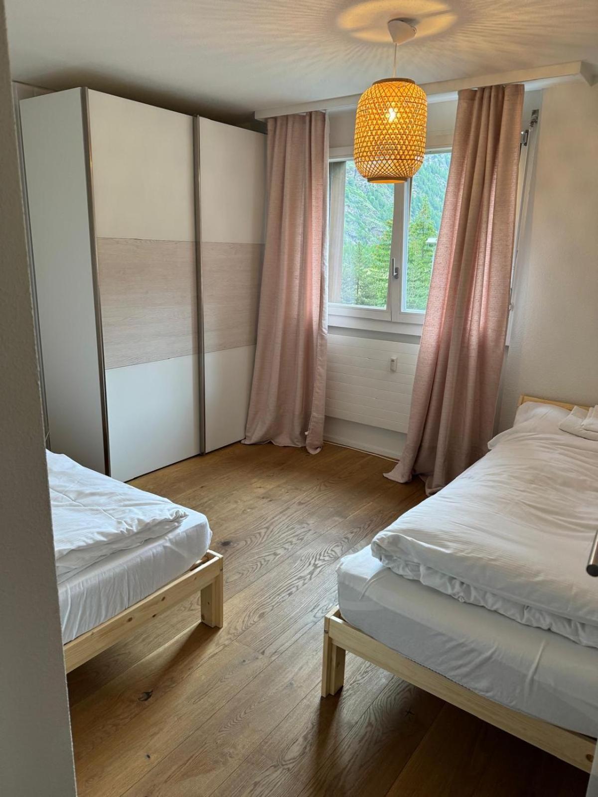 Moderne Dachwohnung Nähe Zermatt mit Balkon Täsch Exterior foto